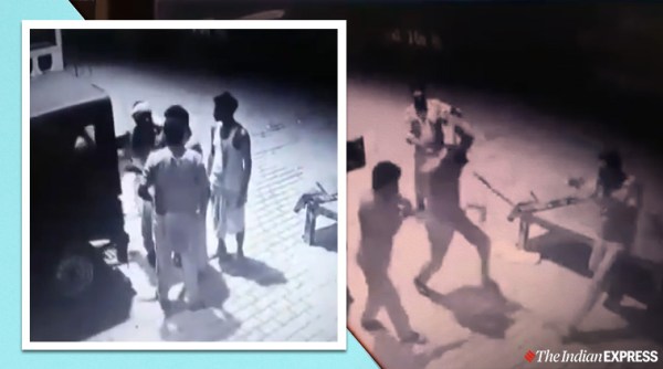 cops fight over bribe viral video, policemen fight over bribe twitter viral video, UP police officers fight over bribe viral clip, trending, indian express, indian express news