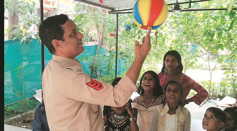 ahmedabad, ahmedabad police constable, nitin rathod, school, children, education on road, sarva shiksha abhiyaan, school run by police, ahmedabad news, gujarat news, indian express news