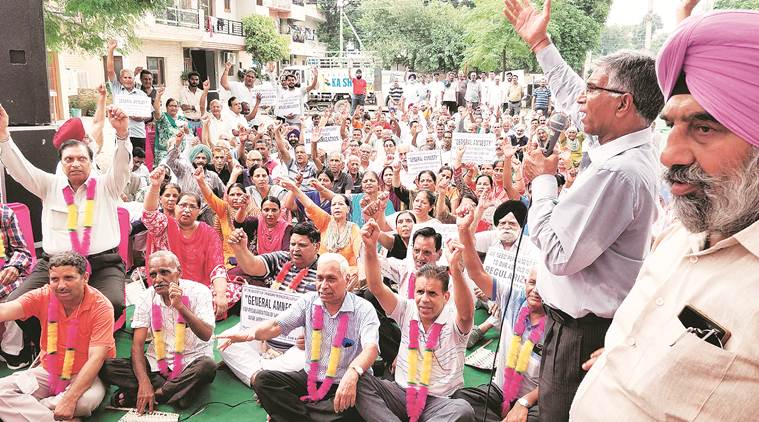 chandigarh news, Chandigarh Housing Board, chb, Chandigarh Housing Board chb plot protests, Chandigarh Housing Board protests, chandigarh plots