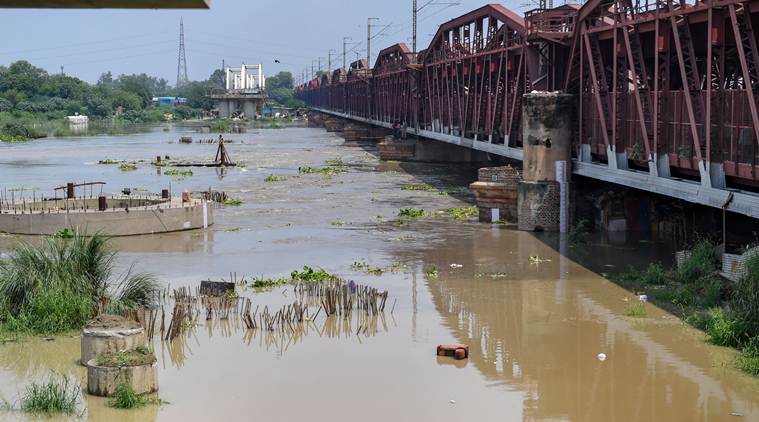 Delhi floods, Delhi rains, Yamuna above danger mark, Yamuna water level, Yamuna water rising in Delhi, Hathni Kund Barrage, delhi news