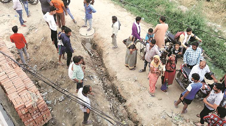ghaziabad sewer deaths, sewer deaths, ghaziabad sewer line, contractors dead, safety gear, police, delhi news, indian express news