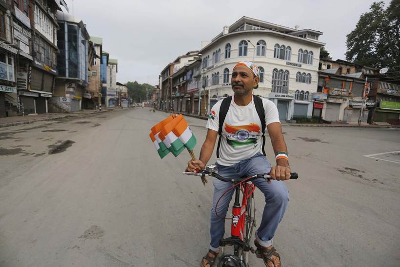 jammu and kashmir, independence day 2019, independence day in jammu and kashmir, independence day in kashmir, flag hoisting in kashmir, article 370