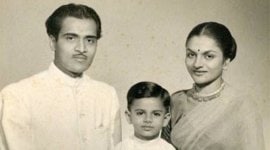 Tej with his parents, Bhupen and Priyam no alt set