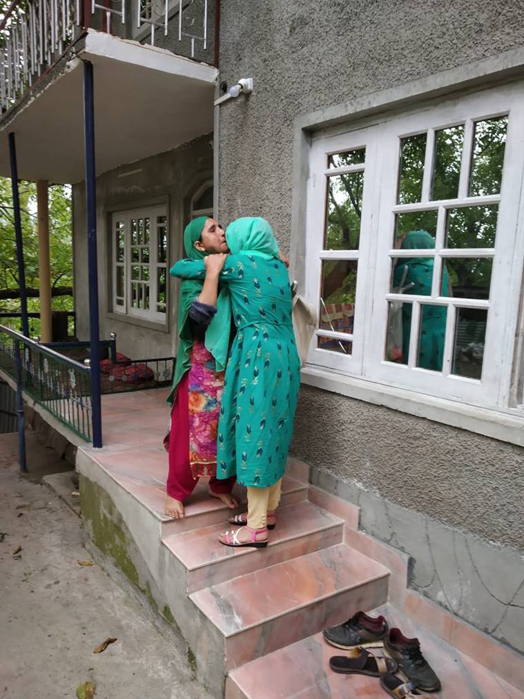 Sikh man helps kashmiri girls reach home, Article 370, Bifurcation, Jammu and Kashmir, pune