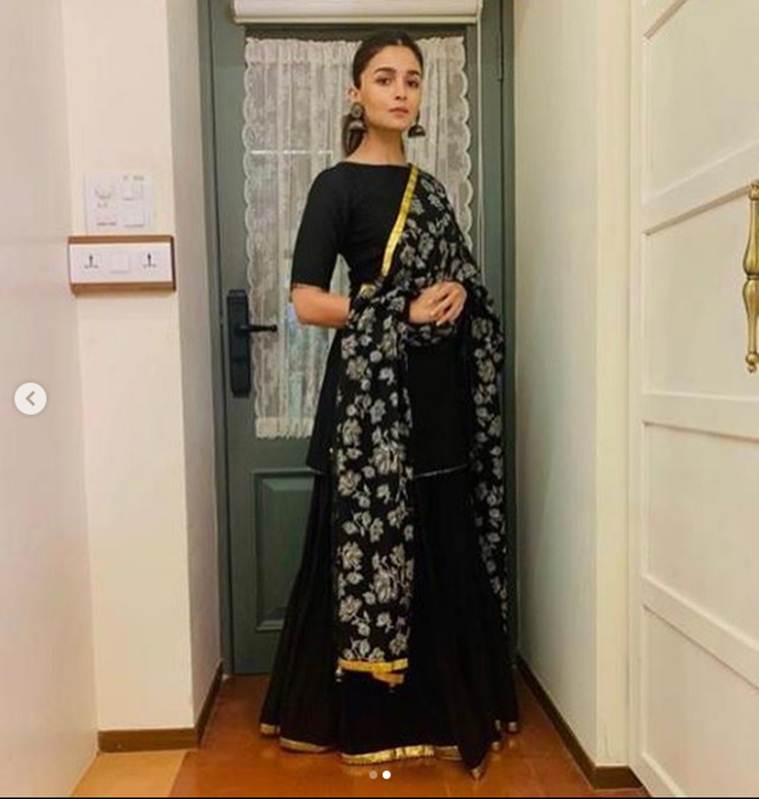 Alia Bhatt And Kareena Kapoor Khan Show How To Pull Off A Black Look With Style Fashion News 9843