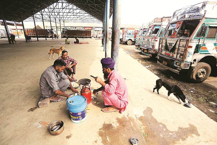 apple market in kashmir, sopore fruit mandi, kashmir, kashmir apples orchards, kashmir clampdown, nafed, kashmir news