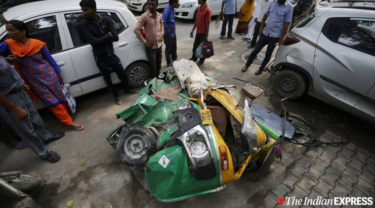 Delhi Two Dead As Truck Hits Auto Rickshaw Pedestrians Near India Gate Delhi News The