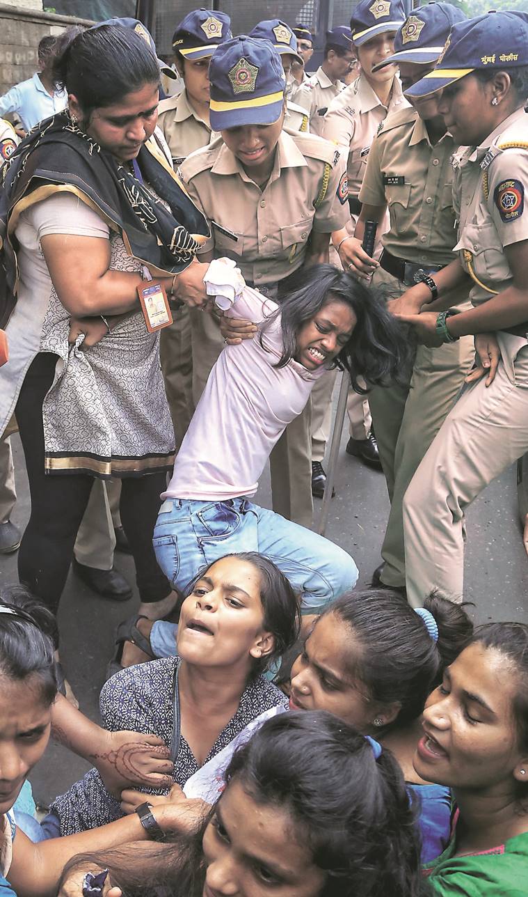 Amitabh Bachchan on Mumbai metro, Mumbai metro news, Mumbai city news, Protest outside Amitabh bachchan's house, Indian express, aarey protests