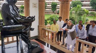 Bajaj group chairman Rahul Bajaj pays tribute to RSS founders in Nagpur