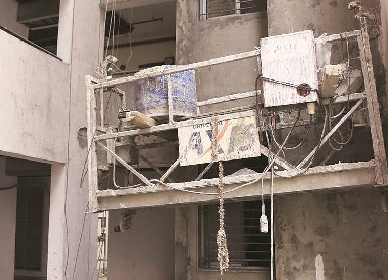 DDA lift in building falls, lift falls, dda housing, dda underconstruction houses, dda narela lift falls, delhi city news