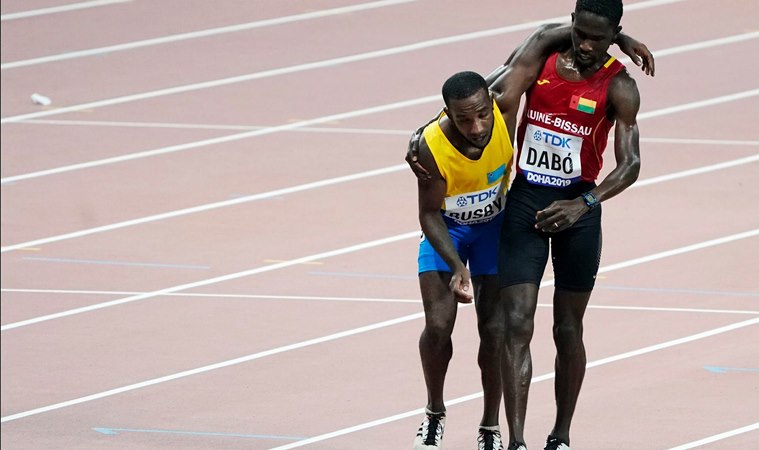 Sportsmanship personified: Athlete drags struggling competitor across ...