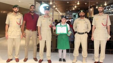 barista returns bag full of cash, starbucks employee return lost bag, dubai police honour barista return cash bag, indian express, good news