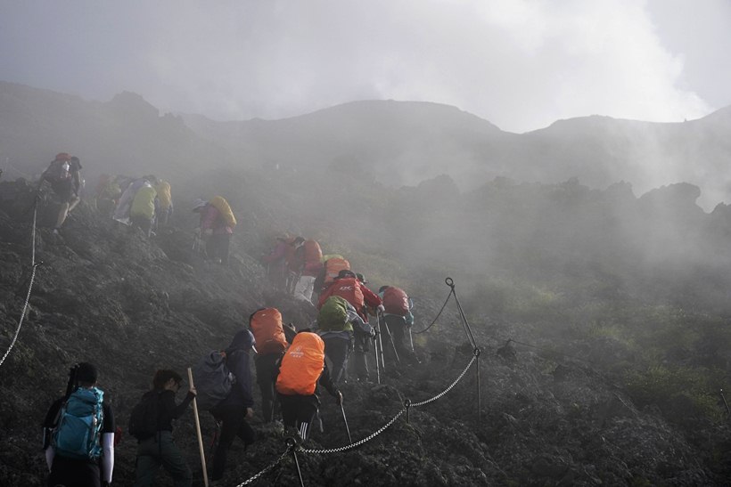 Making climb to the summit of majestic Mount Fuji in Japan World News