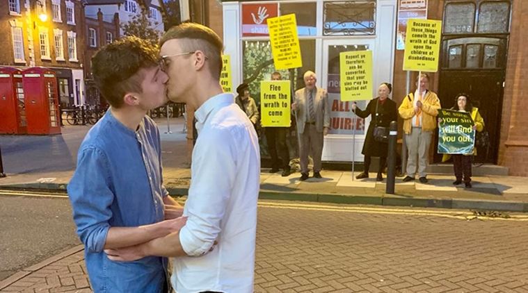 ‘love Is Love’ Gay Couple Kiss In Front Of Anti Lgbtqia Protesters In