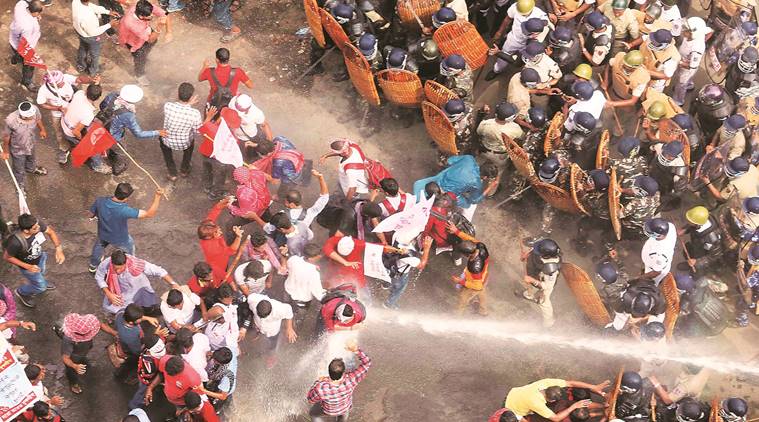 kolkata protests, kolkata left protests, kolkata left protest lathicharge, kolkata police
