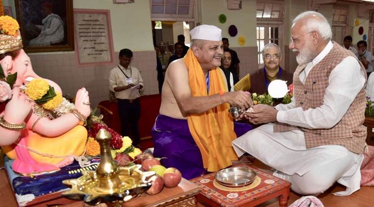 modi in mumbai, modi offers prayers in mumbai temple, ganesh chaturthi in mumbai, mumbai news