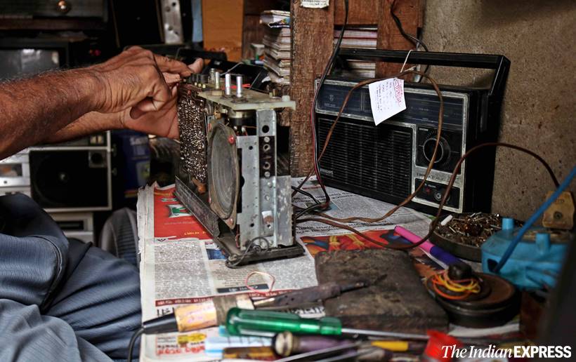 radio man of kumartuli, amit ranjan karmakar, kumartuli radio man, durga puja 2019, murphy radio, kolkata news, indian express