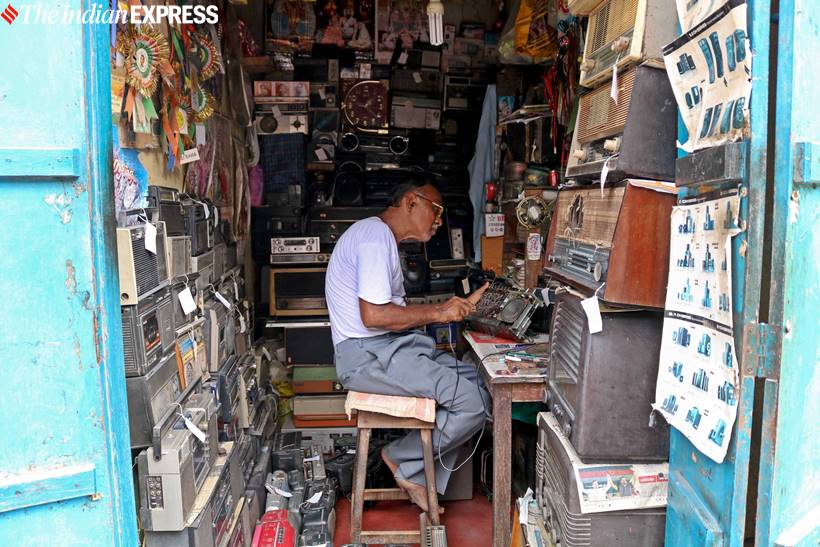radio man of kumartuli, amit ranjan karmakar, kumartuli radio man, durga puja 2019, murphy radio, kolkata news, indian express