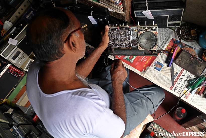 radio man of kumartuli, amit ranjan karmakar, kumartuli radio man, durga puja 2019, murphy radio, kolkata news, indian express