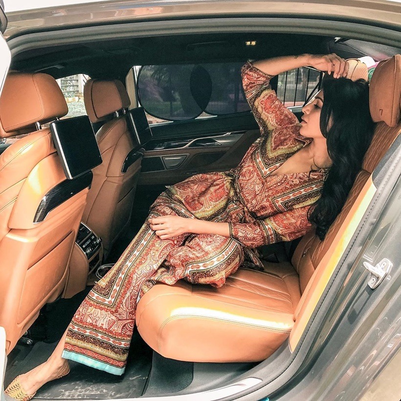 Janhvi Kapoor, Khushi Kapoor, Celebrity social media photos, social media photos, Sushmita Sen, Neetu Kapoor, Madhuri Dixit, Rishi Kapoor, Samantha Akkineni, Varun Dhawan, Karisma Kapoor, Tiger Shroff