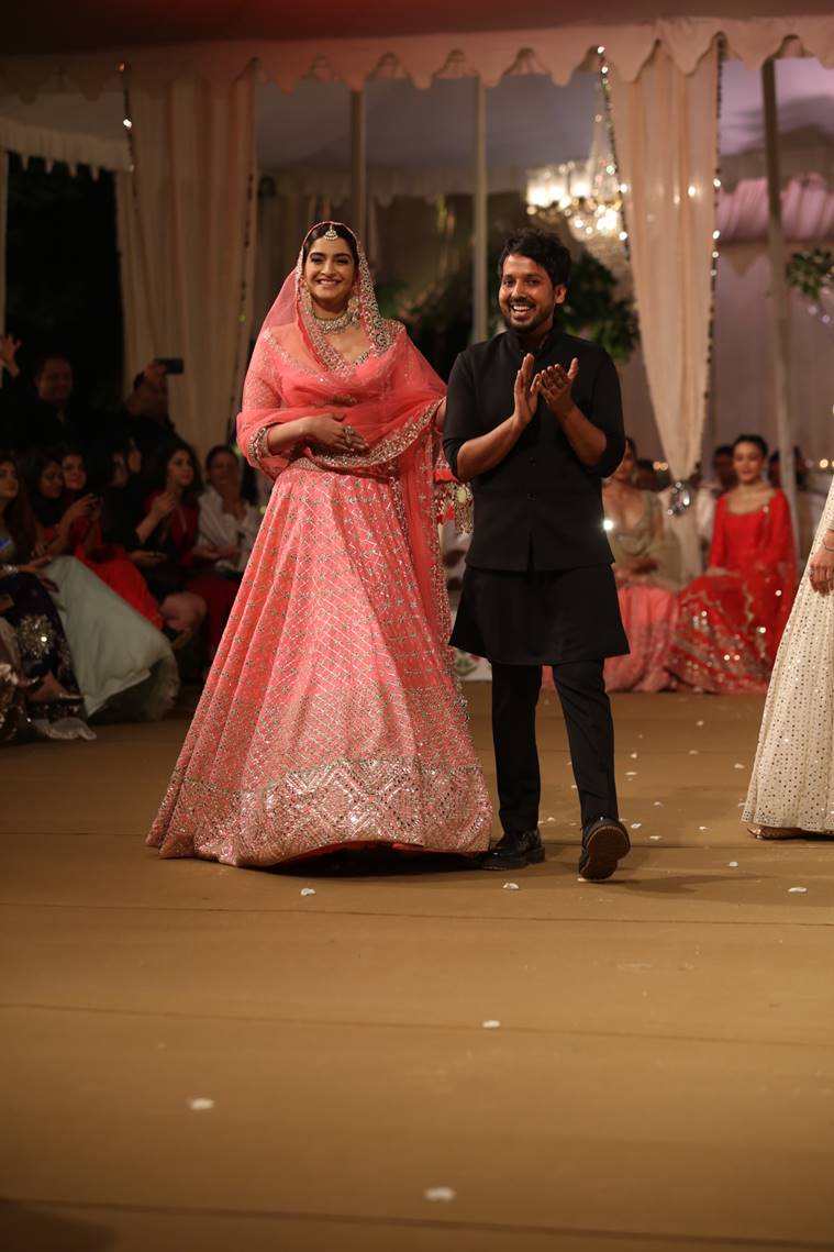 sonam kapoor, sonam kapoor abhinav mishra, sonam kapoor showstopper pics