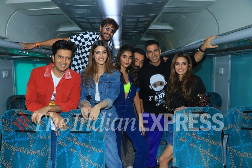 housefull 4 promotions, housefull 4 train, housefull 4 promotion on train, housefull 4 train phomotion photos, housefull 4 cast, housefull 4 news, akshay kumar, housefull 4 news