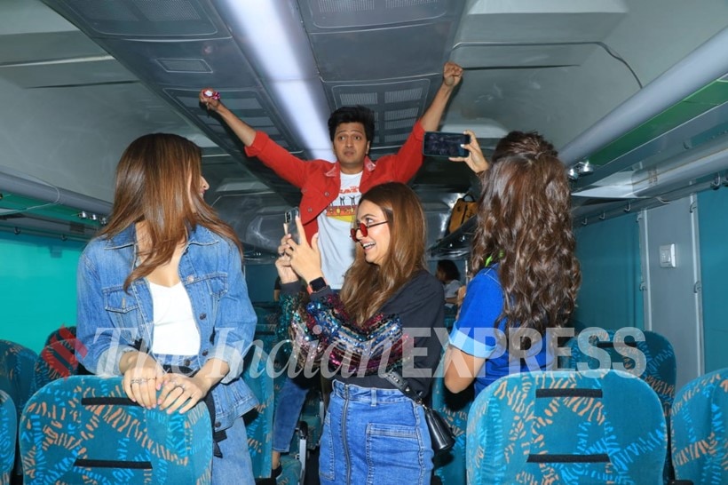 housefull 4 promotions, housefull 4 train, housefull 4 promotion on train, housefull 4 train phomotion photos, housefull 4 cast, housefull 4 news, akshay kumar, housefull 4 news