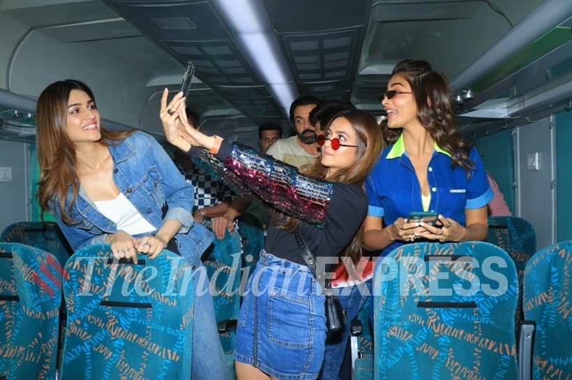 housefull 4 promotions, housefull 4 train, housefull 4 promotion on train, housefull 4 train phomotion photos, housefull 4 cast, housefull 4 news, akshay kumar, housefull 4 news