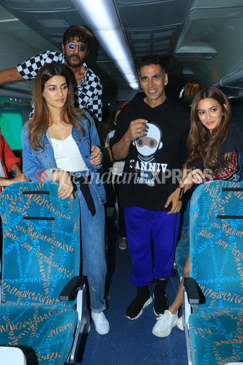 housefull 4 promotions, housefull 4 train, housefull 4 promotion on train, housefull 4 train phomotion photos, housefull 4 cast, housefull 4 news, akshay kumar, housefull 4 news
