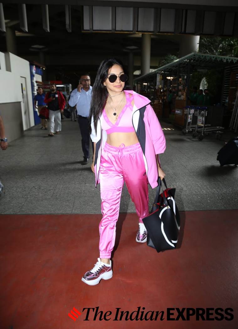 kiara advani, airport look, airport looks, Indian Express, Indian Express news