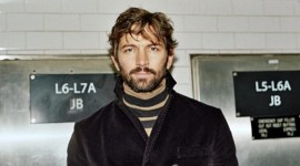 Michiel Huisman the flight attendant