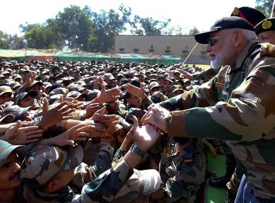Prime minister narendra modi, Modi in kashmir, indian army diwali, modi indian army, diwali with army troops, jammu and kashmir, j&k news, Line of control, india news, indian express