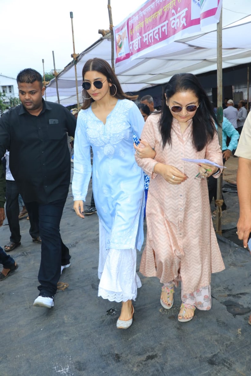 anushka sharma, anushka sharma voting, anushka sharma photos