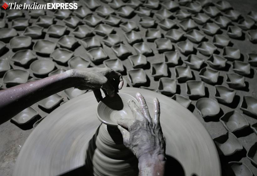 diwali 2019 photos, happy diwali 2019, potters diyas, potters diya sale, potterskidiwali, diya making photos, diwali news, indian express