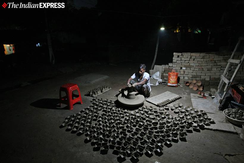 diwali 2019 photos, happy diwali 2019, potters diyas, potters diya sale, potterskidiwali, diya making photos, diwali news, indian express