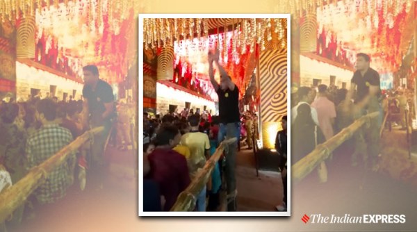 durga puja, kolkata durga puja, durga puja 2019, kolkata cop managing crowd viral, police constable durga puja crowd management, kolkata news, indian express, trending news