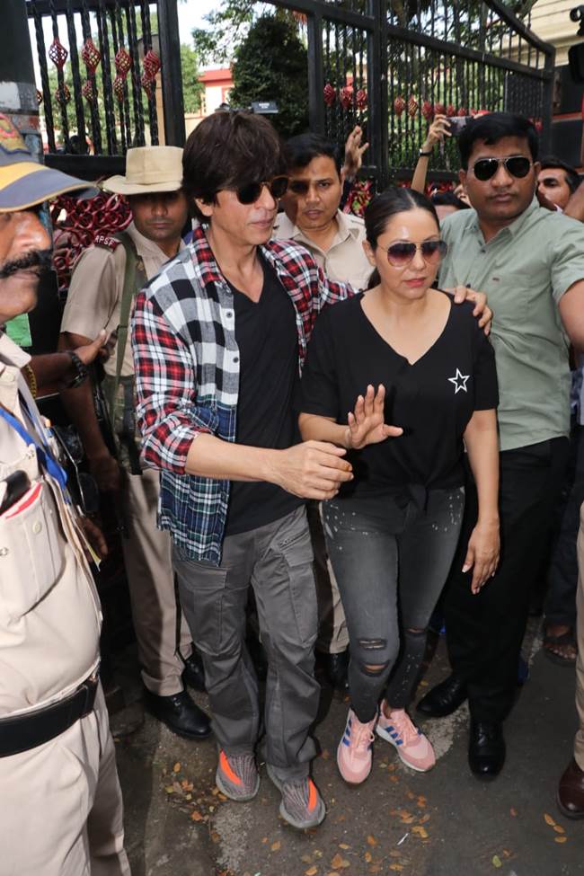 shah rukh khan voting, gauri khan voting, shah rukh and gauri photos