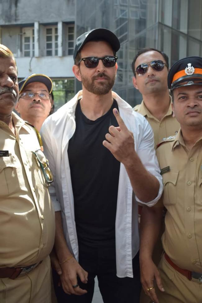hrithik roshan, hrithik roshan voting, hrithik roshan maharashtra assemble elections