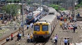 mumbai city news, mumbai local trains, man pushed out of train at kurla station, mumbai man pushed out of local train