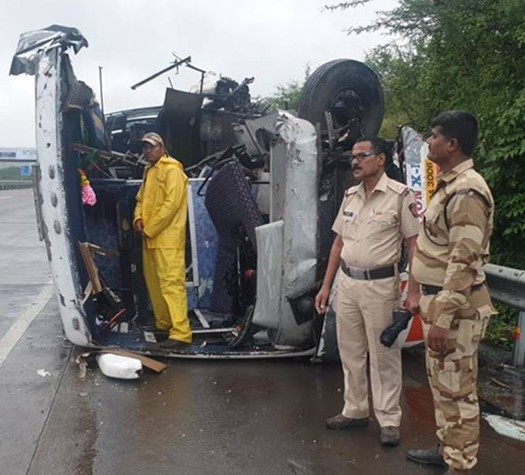 accident on Pune Mumbai Expressway, 3 dead in Pune Mumbai Expressway accident, Pune news, indian express latest news