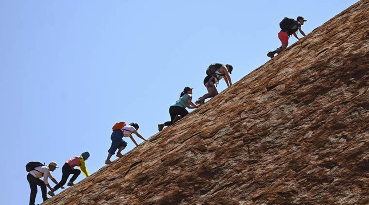 australia Uluru, uluru rock australia kielletty, uluru kiipeily kielletty, australia alkuperäiskansojen yhteisöjä.