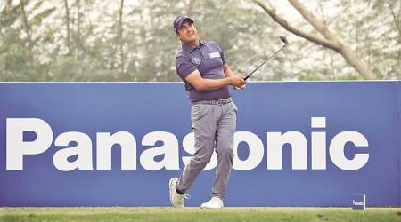 The scheduled 6.40am start was delayed to 11 am due to poor visibility and severe pollution. Shiv Kapur had to start at the 15th hole.