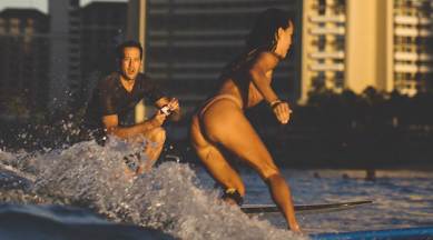 Man proposes to girlfriend while surfing, Hawaiian man proposes to girlfriend while surfing, Hawaiian man who proposed to girlfriend while surfing drops the ring, Hawai, What is trending, Indian express news