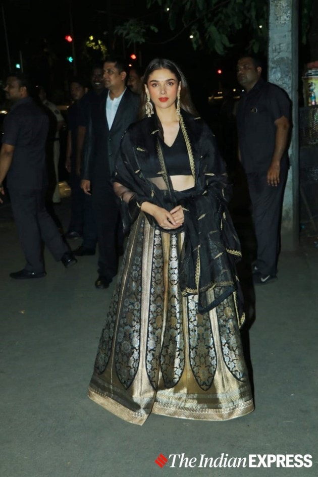 lehenga designs, lehenga for wedding, lehenga ethnic wear, kareena kapoor latest photos, karisma kapoor latest photos, ananya pandey latest photos, sonakshi sinha latest photos, diana penty latest photos, lifestyle, indian express, celeb fashion
