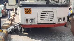 Techie crushed to death by TSRTC bus in Hyderabad, angry mob thrashes inexperienced driver