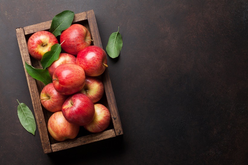 vitamin A, vitamin E, Vitamin C, apple, garlic, rujuta diwekar, dietitian Lavleen Kaur, indianexpress.com, pollution, toxic air, delhi smog, haze, AQI, severe pollution, foods to save you from pollution, home remedies, indianexpress, mulethi benefits, tomato benefits, Vitamin A, anti pollution foods, millet, carrot, ayurveda,