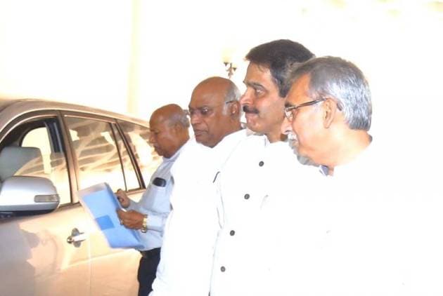 Maharashtra govt formation, Maharashtra government formation, Maharashtra govt talks, Shiv Sena, NCP, Shiv Sena NCP, NCP Shiv Sena, Uddhav Thackeray, Sharad Pawar, Matoshree, India news, Indian Express