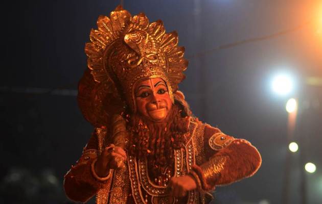 Devotees light earthen lamps to celebrate Dev Deepawali in Allahabad ...