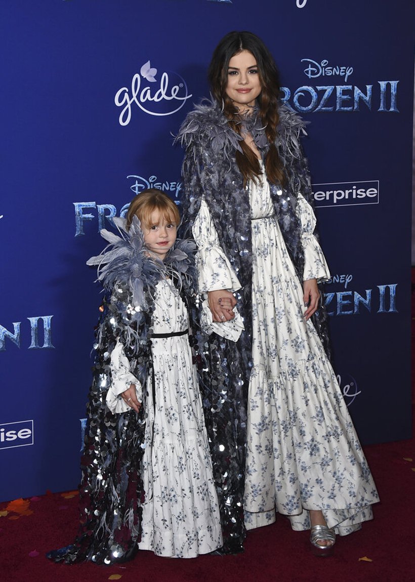 selena gomez with sister at frozen 2 premiere