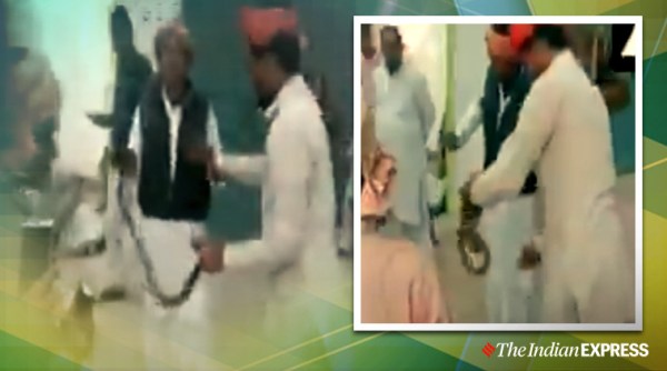 snake, cop dresses up snake charmer, snake charmer viral video, Bijnor, UP, trending, indian express, indian express news
